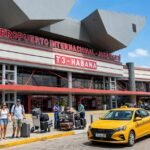 Coche amarillo moderno frente a la Terminal 3 del Aeropuerto José Martí de La Habana