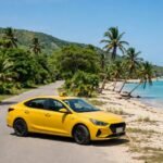 Coche amarillo moderno en la carretera de Playa Larga, en la Bahía de Cochinos