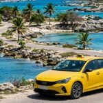 Coche amarillo moderno en Playa Girón, en la Bahía de Cochinos