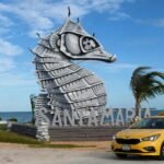 Coche amarillo moderno en la entrada de Cayo Santa María