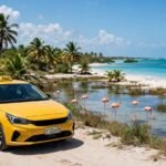 Coche amarillo moderno junto a la laguna de los flamencos en Cayo Coco